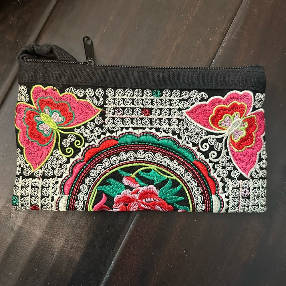 Butterfly clutch/wristlet